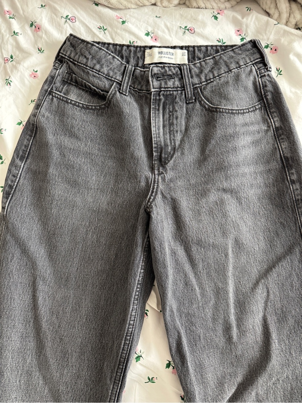 Hollister Womenโs Gray Washed Jeans
